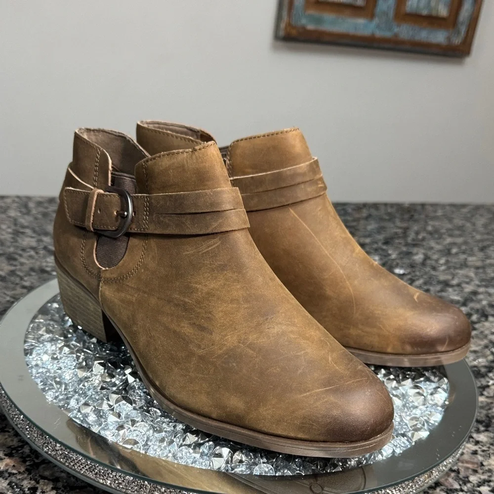 Clarks Tan Ankle Boots with Strap Detail western boho NWT 11